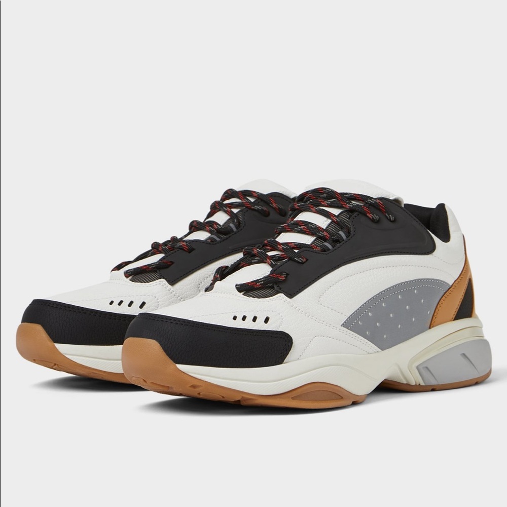 Thick-soled sneakers
